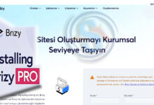 Brizy web sitesinin ana sayfasını gösteren bir ekran görüntüsü. Sayfada 'Brizy PRO' kurulumu hakkında bilgi, 'Sitesı Oluşturmayı Kurumsal Seviyeye Taşıyın' ana başlığı ve bir kayıt formu yer alıyor. Solda 'Installing Brizy PRO' yazısı ve altında sunucu benzeri bir ikon var. Sağda ise 'İlk adı' ve 'Soy isim' alanlarına sahip bir form ile Brizy destek uyarısı bulunuyor. Arka planda mavimsi tonlarda soyut bir tasarım ve ortada büyük, parlak bir S harfi veya dolar işareti figürü dikkat çekiyor. Genel atmosfer profesyonel ve bilgilendirici.